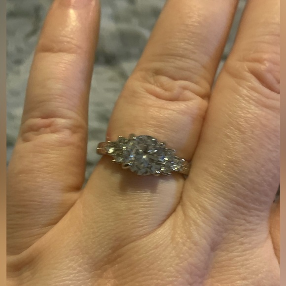 ❤️BEAUTIFUL ENGAGEMENT RING W/SILVER BAND SZ 8.5❤️ - Picture 3 of 9